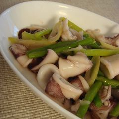 A picture of Simple Stir Fried Squid and Garlic Shoots.