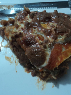 Una foto de Pastel de tortilla de frijoles con chiles dorado, epazote y queso las Correa