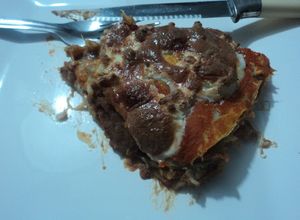 Una foto de Pastel de tortilla de frijoles con chiles dorado, epazote y queso las Correa