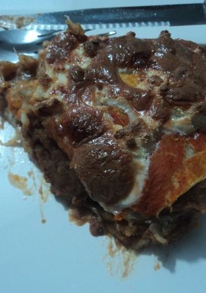 Una foto de Pastel de tortilla de frijoles con chiles dorado, epazote y queso las Correa