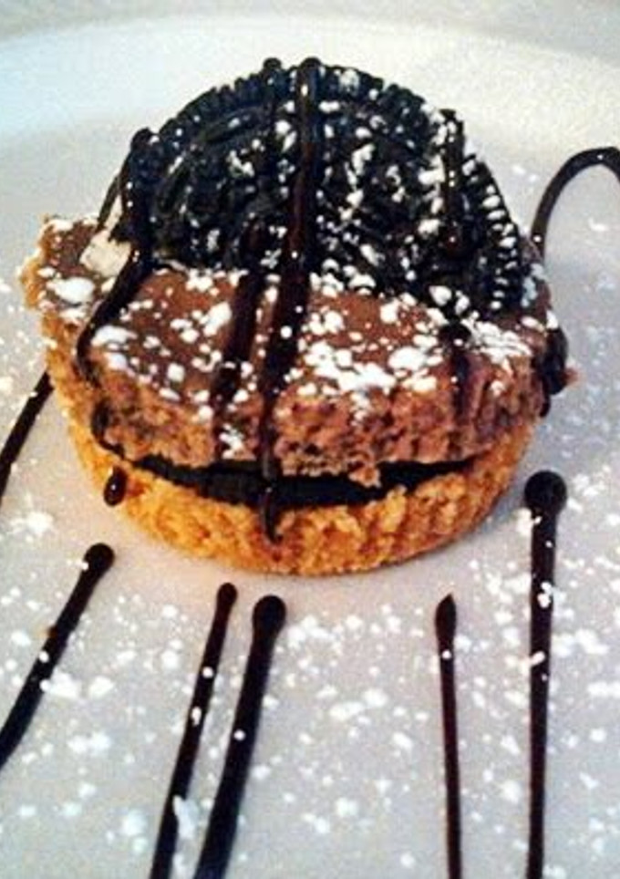A picture of Chocolate Oreo Cheese Cake Cupcakes.