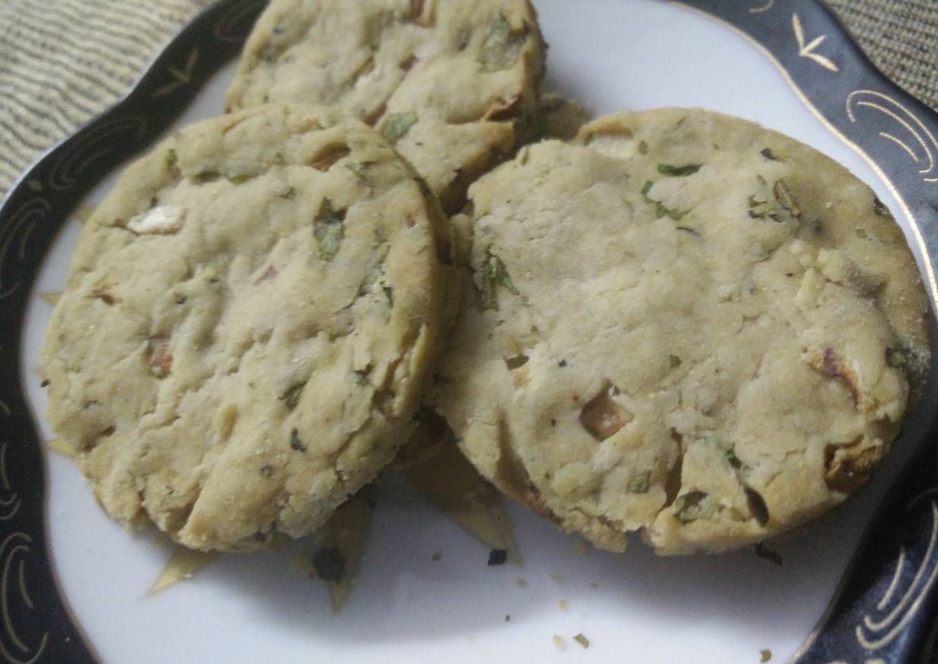 Baked savoury snack