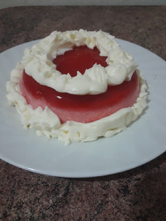 Una foto de Postre frío de gelatina y crema