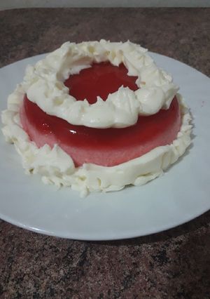 Una foto de Postre frío de gelatina y crema