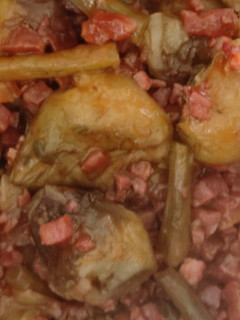 Una foto de Alcachofas a la Plancha con Jamón y Panceta con Reducción de Pimentón de la Vera