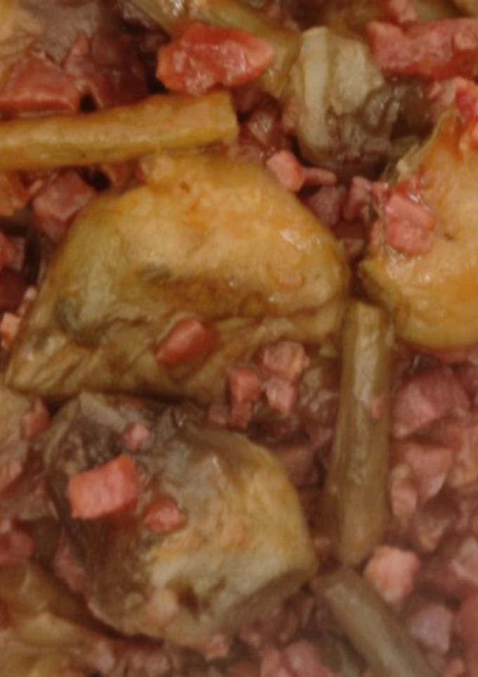 Una foto de Alcachofas a la Plancha con Jamón y Panceta con Reducción de Pimentón de la Vera