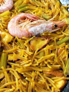 Una foto de Fideos con pota, gambón y ajos tiernos