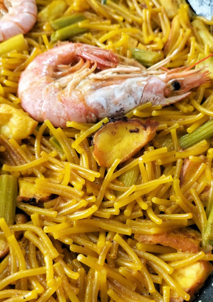 Una foto de Fideos con pota, gambón y ajos tiernos