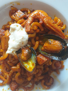 Una foto de Fideuá de marisco 🦐🥘