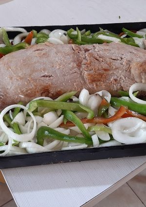 Una foto de Peceto al horno con verduras