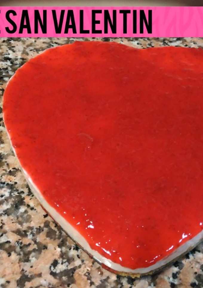 Una foto de Tarta de queso sin horno con forma de corazón para San Valentín