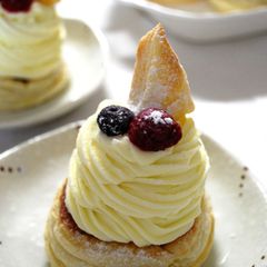 A picture of Blueberry No-Bake Cheese Pies.