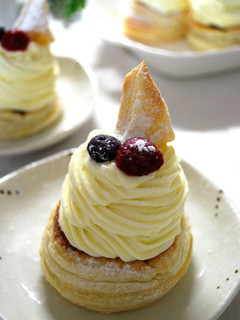 A picture of Blueberry No-Bake Cheese Pies.