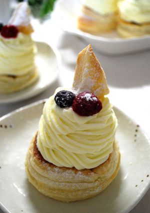 A picture of Blueberry No-Bake Cheese Pies.