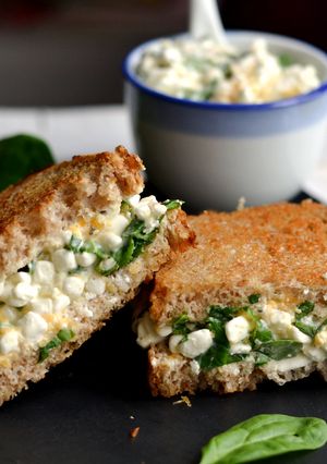 Spenótos-sajtos reggeli szendvics recept fotója