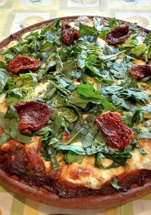 Una foto de Pizza con masa de brócoli