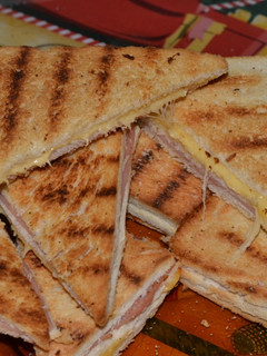 Una foto de Sándwich triple de jamón y queso