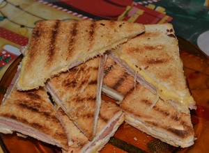 Una foto de Sándwich triple de jamón y queso