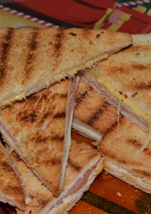 Una foto de Sándwich triple de jamón y queso