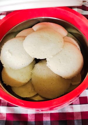 बिना दही की इडली (BIna Dahi ki Idli recipe in Hindi) रेसिपी मुख्य फोटो