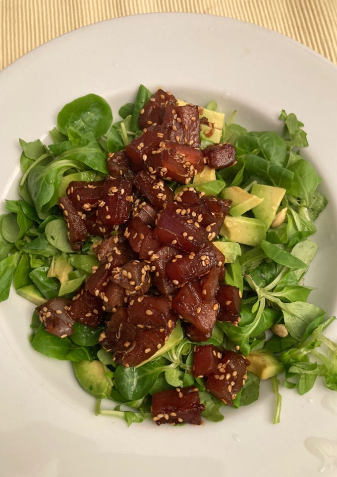 Una foto de Ensalada de rúcula y atún fresco
