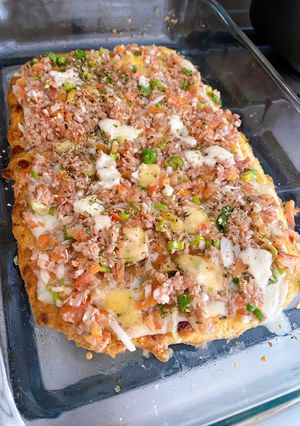 Una foto de Pizza con masa de arroz y atún