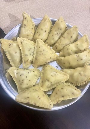 A picture of D and Triangle shape Aloo samosa (store and make).