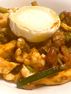Una foto de Pollo Salteado con verduras y toque