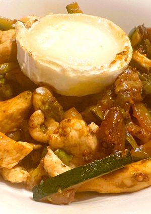 Una foto de Pollo Salteado con verduras y toque