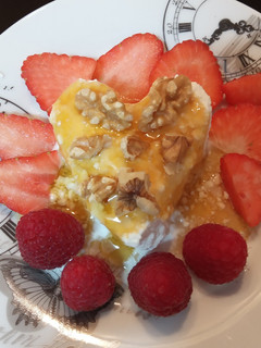 Una foto de Requesón con miel y nueces y frutos rojos