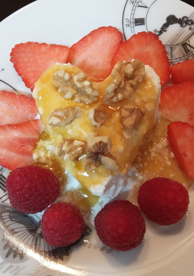 Una foto de Requesón con miel y nueces y frutos rojos