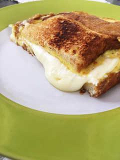 Una foto de Pan tostado con queso, a mi estilo 🤍🧀