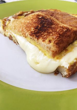 Una foto de Pan tostado con queso, a mi estilo 🤍🧀