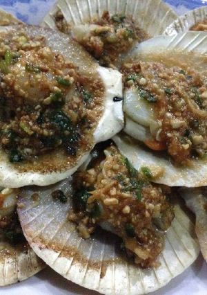 Hình của món Sò điệp nướng sa tế.