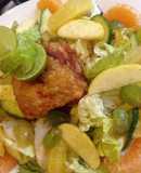 Pollo frito al limón con ensalada de frutas de temporada