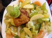 Una foto de ensalada de pollo frito