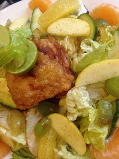 Una foto de Pollo frito al limón con ensalada de frutas de temporada