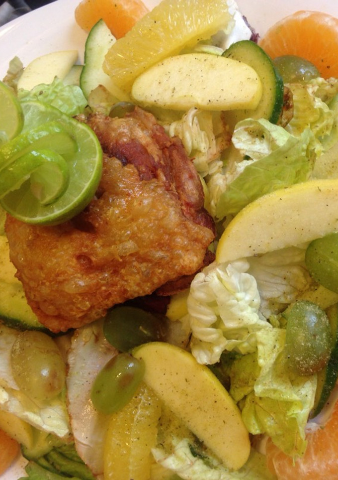 Una foto de Pollo frito al limón con ensalada de frutas de temporada