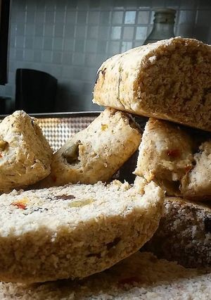 Una foto de Pan de integral de aceitunas y pasas
