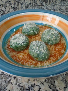 Una foto de Malfatti de espinacas y ricotta o gnudi de espinacas y ricotta