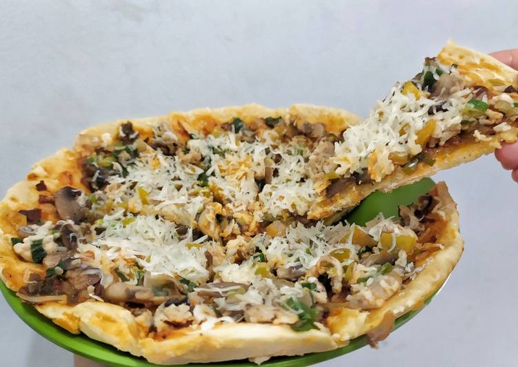 Cara Gampang Membuat Pizza Homemade topping ayam jamur (with teflon no oven) #1, Sempurna