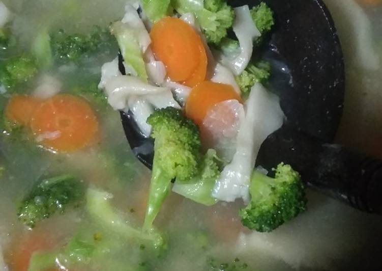 Bagaimana memasak Sup Brokoli Jamur Tiram yang mudah