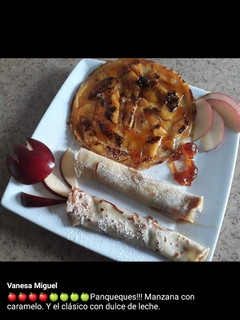 Una foto de Panqueques de manzana con caramelo y el clásico con dulce de leche