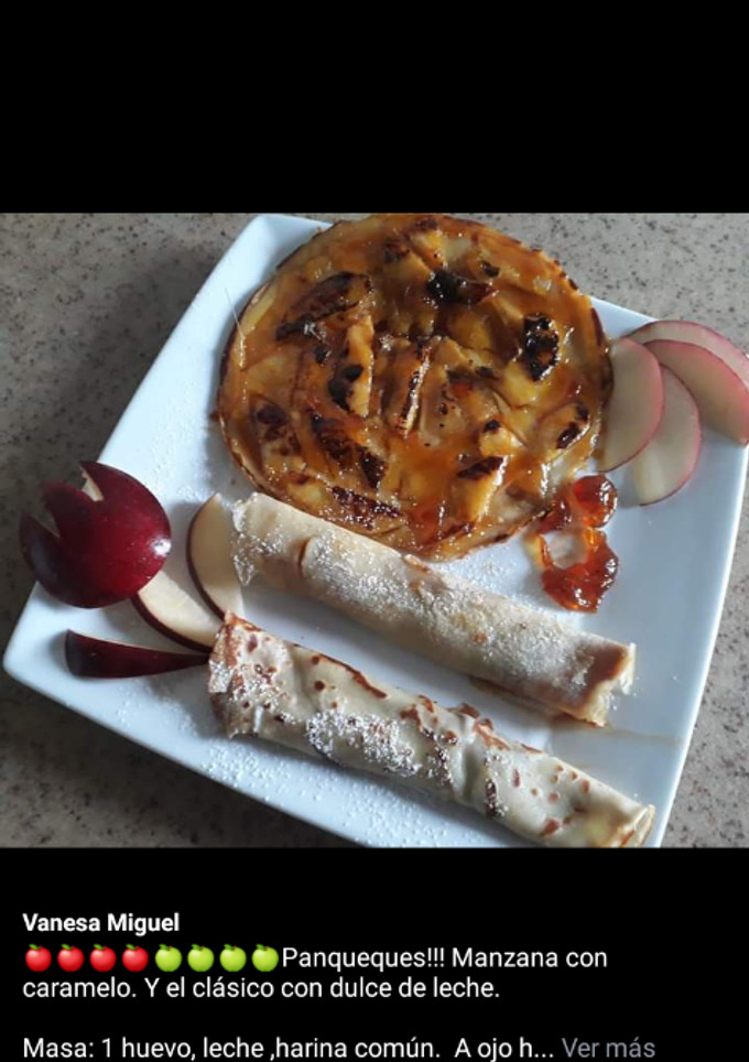 Una foto de Panqueques de manzana con caramelo y el clásico con dulce de leche