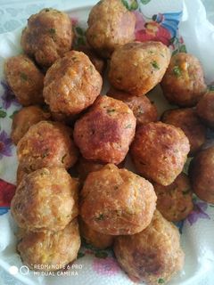 Bazsalikomos, sült húsgolyó recept fotója