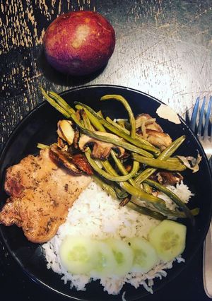 Une photo de Côtes de porc marinées à la sauce soja et aux épices, avec haricots verts, champignons et riz blanc