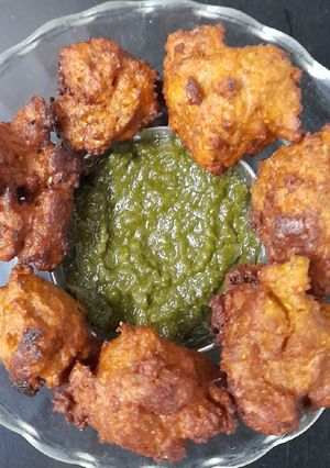 A picture of Dal pakodas with pudina chutney.