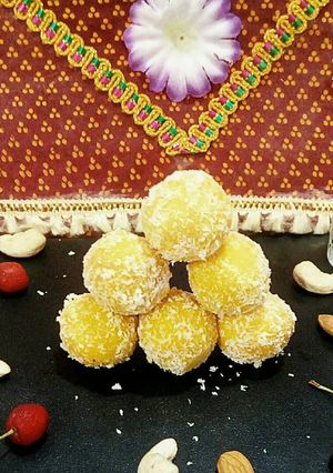 A picture of Mango coconut ladoo.