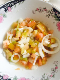Una foto de Ensalada clásica de tomate y cebolla