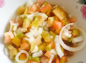 Una foto de Ensalada clásica de tomate y cebolla